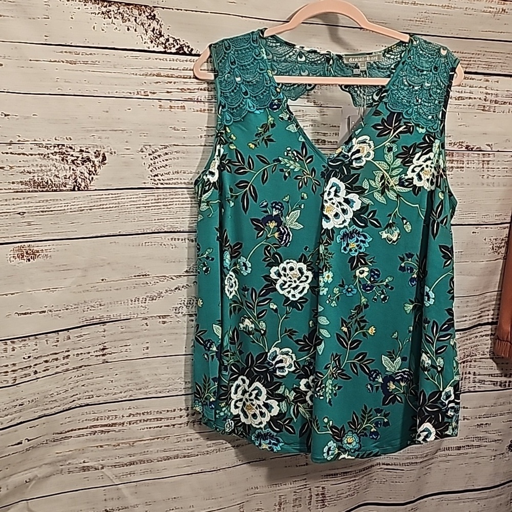 FLORAL SLEEVELESS TOP WITH LACE DETAIL